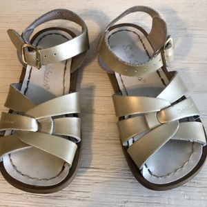 Children’s salt water sandals in gold size 10